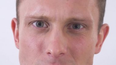 Öfkeli kötü duygular duygusal adamların yüzünde