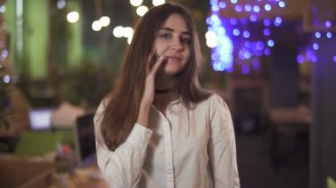 Modern ofiste cep telefonuyla konuşan kendine güvenen bir kadının resmi portresi, video. 