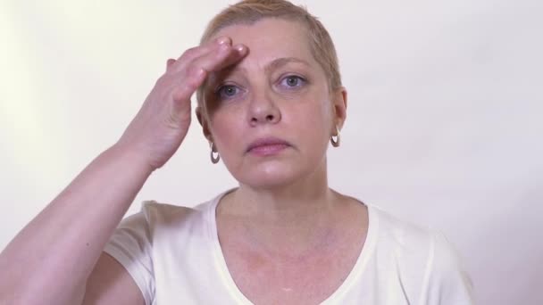 Dojrzała Kobieta Sprawdzająca Patrząca Jej Stan Twarzy Zdrowie Ludzie Koncepcja — Wideo stockowe
