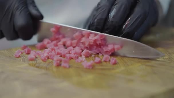 Handen Van Chef Kok Restaurant Uniform Zwarte Handschoenen Snijden Plakjes — Stockvideo