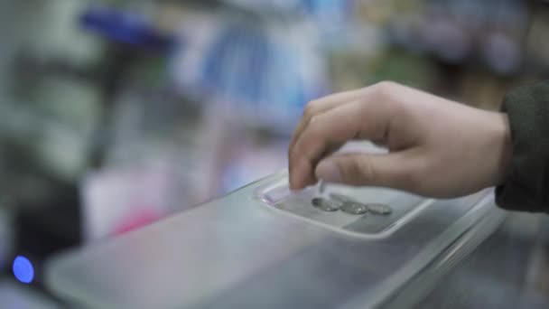 Handen Van Koper Verkoper Close Hand Van Koper Die Geld — Stockvideo