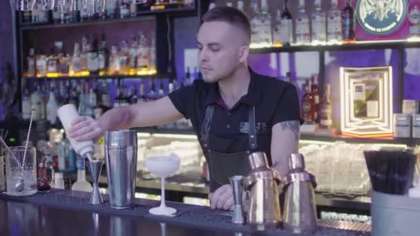 Närbild Skott Bartender Hand Hälla Dryck Från Mätbägare Metall Shaker — Stockvideo