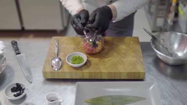 Chef Luvas Borracha Preta Preparando Prato Com Atum Salmão Restaurante — Vídeo de Stock