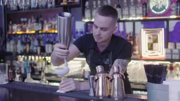 Jovem Barman Ralando Pequeno Quivi Ralador Sobre Copo Coquetel Cremoso — Vídeo de Stock