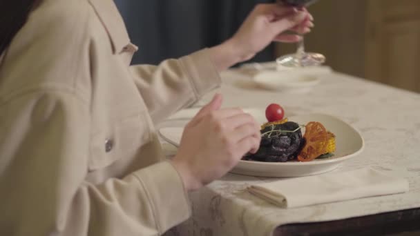 Vrouw Zitten Tafel Het Restaurant Eten Groot Stuk Vlees Met — Stockvideo