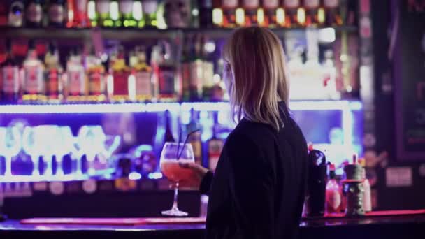 Blond Dame Die Cocktails Drinkt Bij Bar Met Haar Rug — Stockvideo