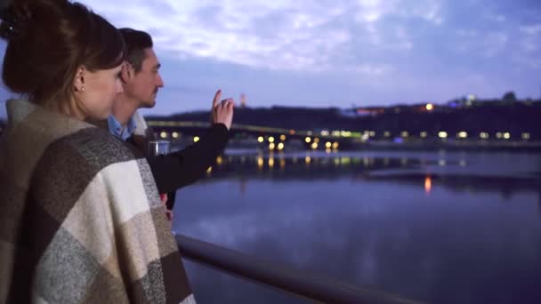 Verliebte Paare Stehen Mit Weingläsern Auf Dem Balkon Des Hotels — Stockvideo