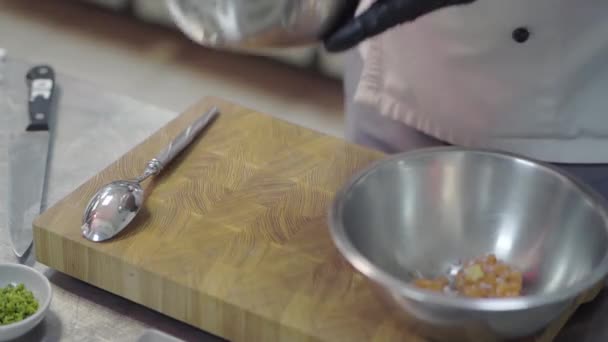 Koch Bereitet Meeresfrüchte Einer Modernen Restaurantküche Männliche Hände Rühren Geschnittenen — Stockvideo