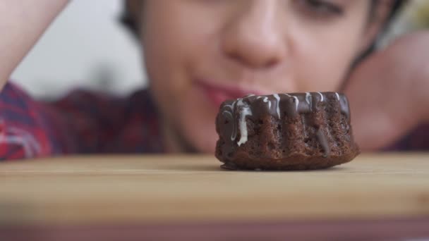 Malé Chutné Brownie Cupcake Lahodnou Polevou Pozadí Hladové Krásné Dívky — Stock video