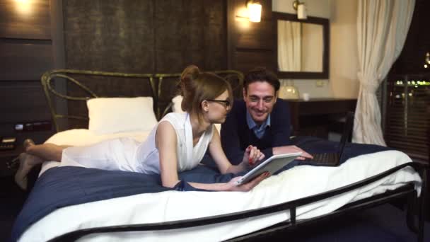 穿着商务服装的男人和女人在轻便的宾馆房间里一起工作 美丽的夫妻分享想法 — 图库视频影像