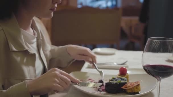 Молодая Женщина Ест Красиво Подается Аппетит Говядины Баранины Мясо Кукурузой — стоковое видео