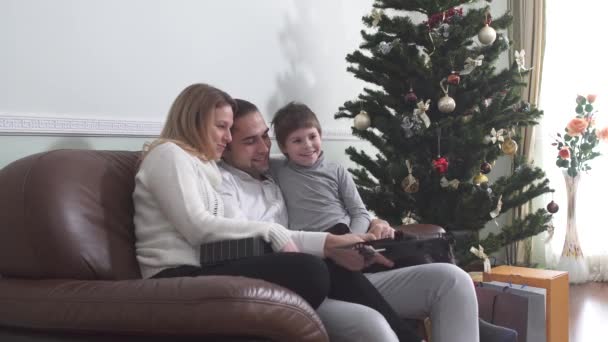 Porträtt Lycklig Familj Pappa Mamma Och Son Sitter Nära Julgran — Stockvideo