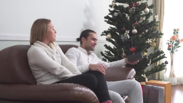 Junger Mann Macht Seiner Freundin Ein Weihnachtsgeschenk Hübsches Mädchen Ist — Stockvideo