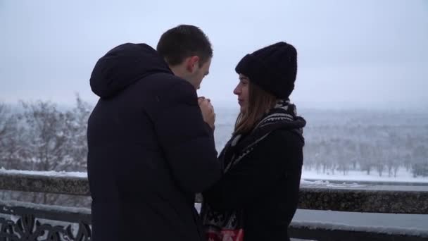 Mulher Bonita Homem Ponte Perto Rio Roupas Inverno Vídeo — Vídeo de Stock