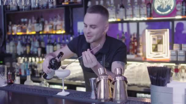 Bartendern Häller Vit Krämig Vätska Från Shaker Inuti Fantastiska Vita — Stockvideo