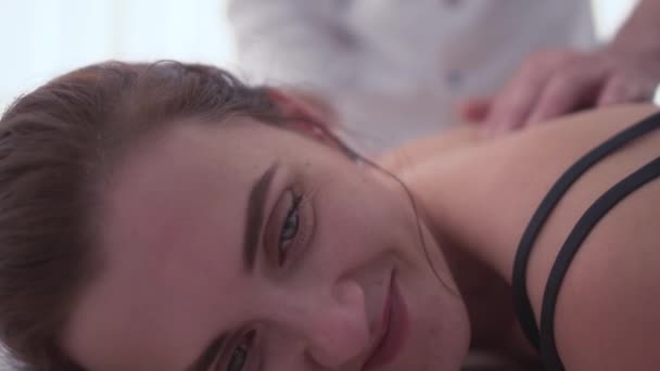 按摩师按摩的年轻女人快乐的脸 青年健康的生活方式 病人与医生的关系 拍特写镜头 — 图库视频影像