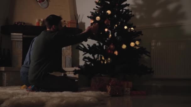 Homme Femme Décorant Nouvel Arbre Année Maison Vidéo Noël — Video