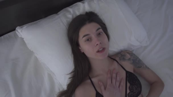 Çerideki Modelin Moda Portresi Dantel Çamaşırlı Çekici Vücutlu Bir Kadın — Stok video