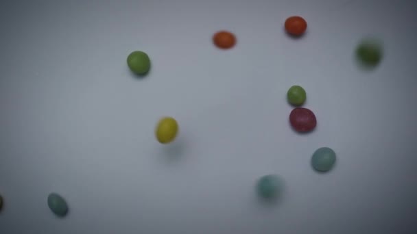 掉下彩色卵石的视频 彩球落在帆布上 — 图库视频影像