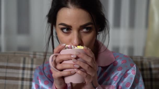 Portrait Beautiful Young Woman Drinking Hot Chocolate Marshmallows Watchinig Film — Stock Video