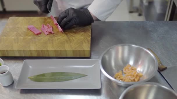 Руки Шеф Кухаря Білому Ресторані Ріжуть Невелику Рибу Лосося Кухонне — стокове відео