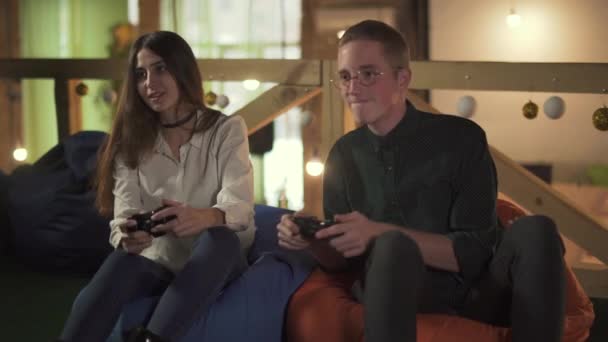 Νεαρός Άντρας Και Γυναίκα Παίζουν Βιντεοπαιχνίδι Καθισμένοι Καρέκλες Καφέ Βίντεο — Αρχείο Βίντεο