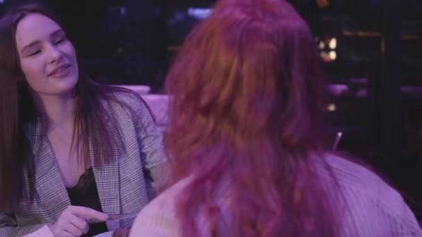 Kız Arkadaş Modern Restoranda Birlikte Akşam Yemeği Yiyorlar Esmer Kadın — Stok video