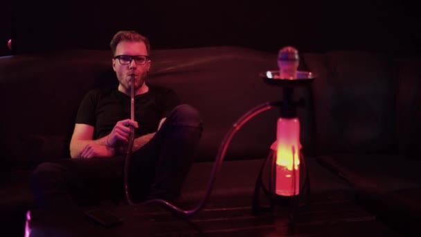 Homme Adulte Lunettes Exhale Vapeur Dans Boîte Nuit Assis Sur — Video