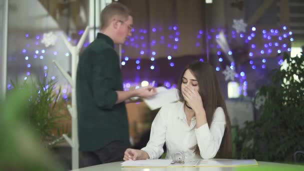 Pretty Woman Gözlüklü Genç Adamı Dinlediği Videolar Arkadaşlarının Kağıtlarla Problemi — Stok video