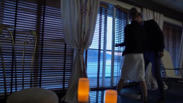 Чоловік Жінка Приходять Балкон Через Скляні Двері Жалюзі Ньому Джентльмен — стокове відео