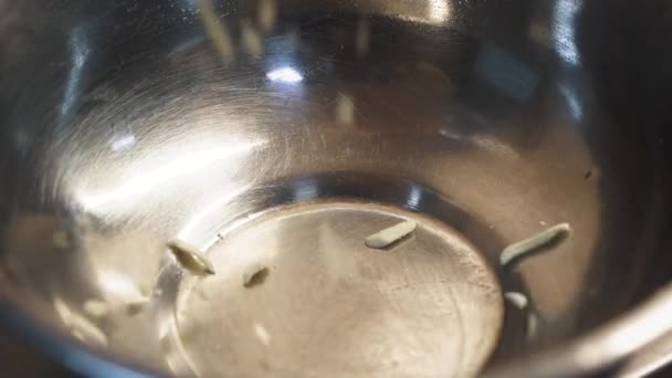 Langsam Fällt Geriebener Käse Aus Nächster Nähe Eine Tiefe Aluminiumschüssel — Stockvideo