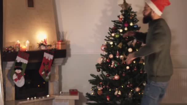 Grappige Man Met Een Baard Dansend Bij Kerstboom Mooie Brunette — Stockvideo