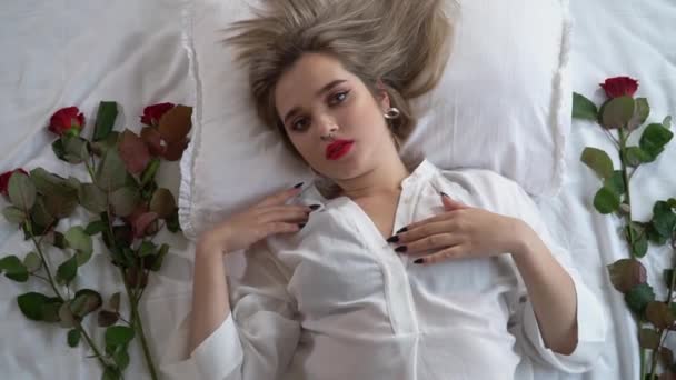 Vídeo Joven Hermosa Dama Pijama Corto Transparente Acostado Cama Rosas — Vídeos de Stock