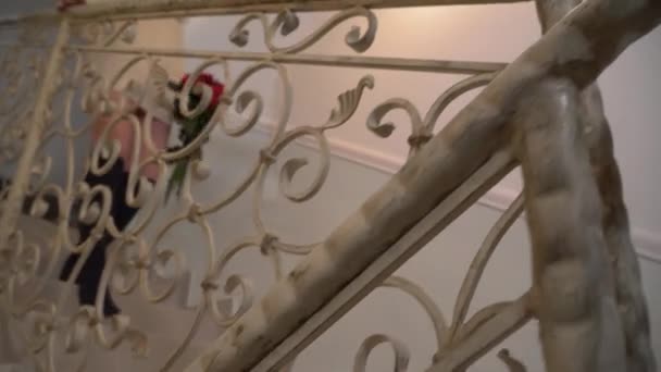 Video Einer Frau Mit Einem Rosenstrauß Die Die Treppe Herunterkommt — Stockvideo