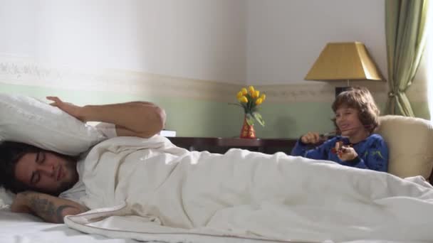 Μεγαλύτερος Αδερφός Κοιμάται Στο Κρεβάτι Και Μικρός Αδερφός Τον Ξυπνάει — Αρχείο Βίντεο