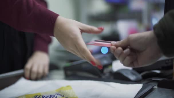 Pague Supermercado Usando Cartão Crédito Mão Comprador Trai Cartão Crédito — Vídeo de Stock