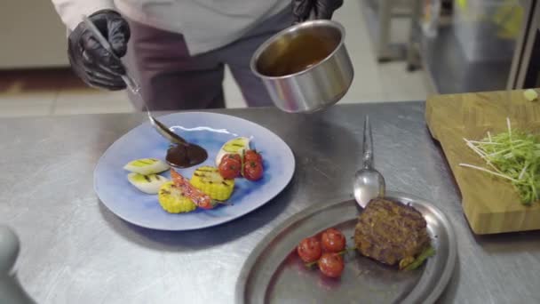 Chef Derramando Molho Prato Com Carne Grelhada Milho Tomate Cereja — Vídeo de Stock