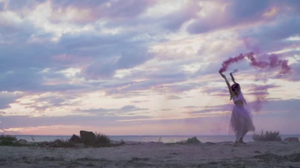Красивая Девушка Ярким Макияжем Розовом Платье Танцует Открытом Воздухе — стоковое видео