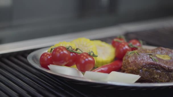 Piatto Con Carne Mais Pomodorini Citronella Peperoncino Sdraiato Sulla Griglia — Video Stock