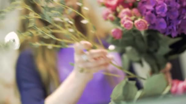 Kvinnelig Blomsterhandler Tilbereder Vakre Blandede Blomster Bukett Video – stockvideo