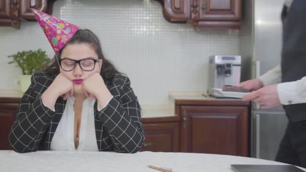 Retrato Una Mujer Regordeta Triste Sombrero Cumpleaños Cocina Mesa Slim — Vídeos de Stock