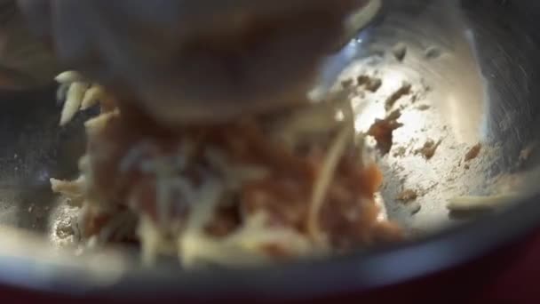 Main Cuisinier Gant Caoutchouc Blanc Mélangeant Viande Hachée Fromage Dans — Video