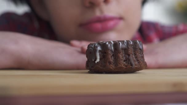 Primer Plano Una Magdalena Chocolate Acostado Mesa Fondo Con Cara — Vídeos de Stock