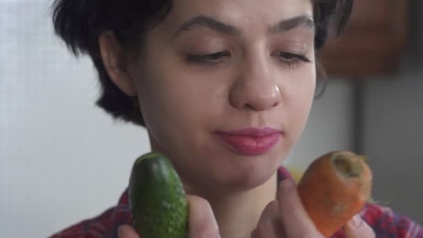 Primer Plano Retrato Bastante Joven Mordiendo Masticando Pepino Zanahoria Fresca — Vídeos de Stock