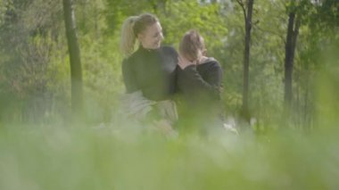 Genç anne ve genç oğlunun parkta dinlenirken çekilmiş bir portre. Mutlu dost bir aile. Boş zamanlarımız var.