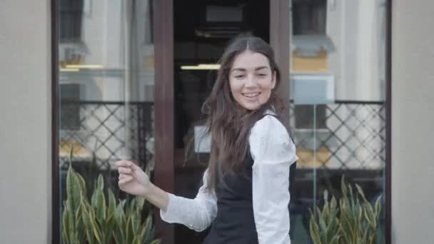 Retrato Uma Bela Jovem Dançando Feliz Terraço Olhando Para Câmera — Vídeo de Stock