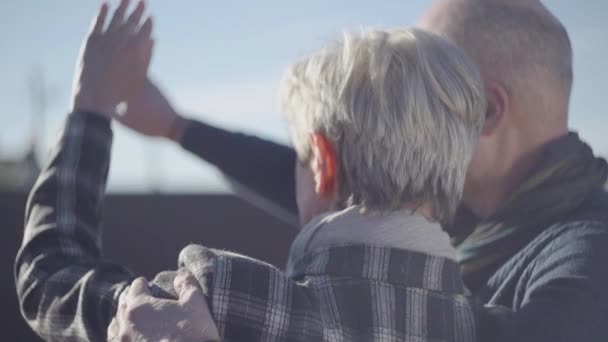 Háta Ősz Rövid Hajjal Kopasz Öregember Hátával Kint Áll Közel — Stock videók