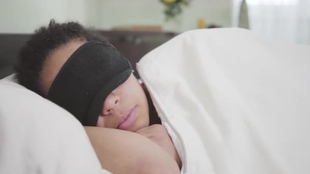 Video Närbild Afroamerikansk Kvinna Sover Vit Filt Svart Sovmask — Stockvideo