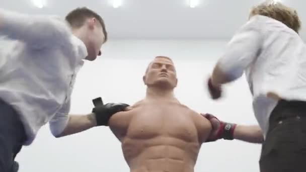 Saldırgan Sarışın Adam Spor Salonunda Bob Box Mankeni Yumrukluyor — Stok video