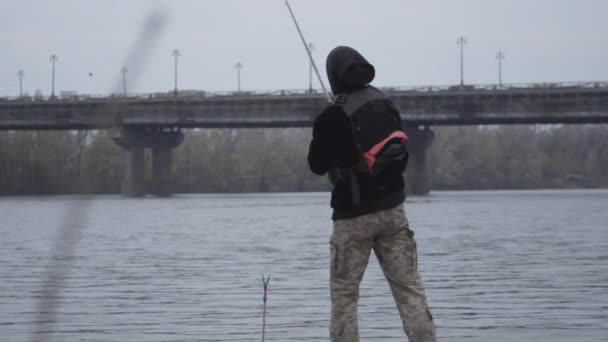 Joven Pescador Confiado Pantalones Caqui Pesca Hilado Temprano Mañana Río — Vídeo de stock